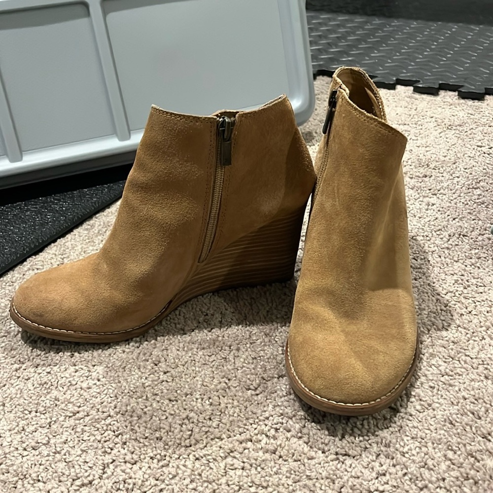 Lucky Brand size 8 wedge heel